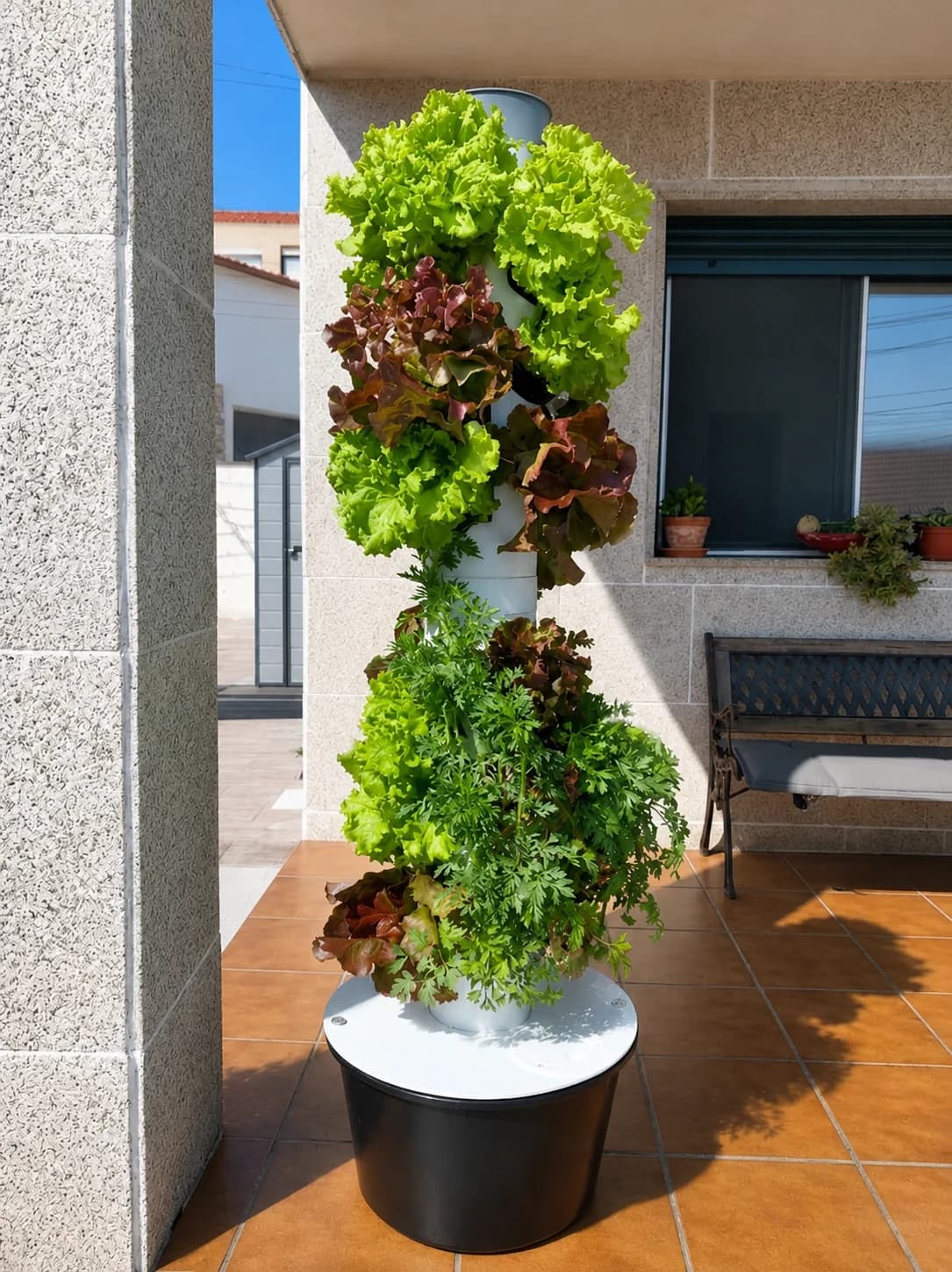 Torre hidropónica Bonxur cultivando lechugas en una terraza